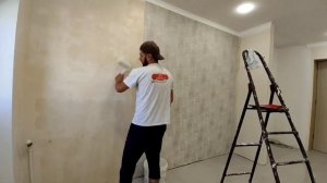 Наклеивание обоев в кухне