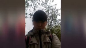 девочка читает реп для подруги.