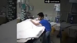 У этого мальчика умерла мать пытается разбудить ее((