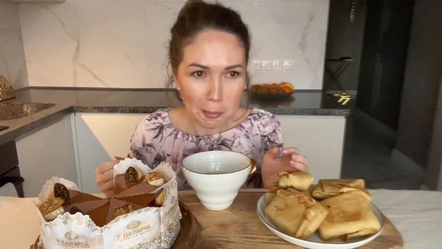 Немного о себе | любимый торт | блины с мясом | мукбанг| смотреть онлайн