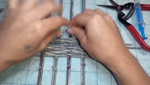 Как сплести прямоугольное или квадратное донышко из газетных трубочек НА ДВОЙНЫХ СТОЙКАХ. Вариант.1