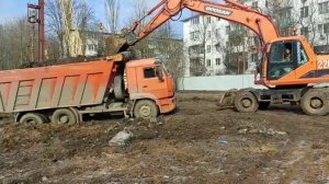 Совместная работа самосвала и экскаватора в Ростове на Дону