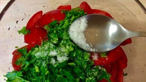 Салат из помидоров, моркови и огурцов по-корейски. Уходит очень быстро. Вкусно за копейки