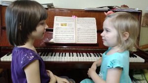 Ярослава (3 года) и Марианна (6 лет) Лемешкины. Теория в игровой форме.