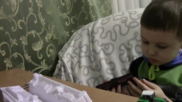 ФЕРМЕРСКИЙ ТРАКТОР С ПРИЦЕПОМ/открываем коробку