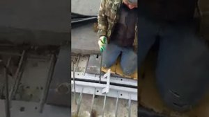 Вправка резины в деформационный шов моста на объекте