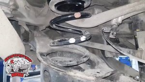 Установка лифта на автомобиль Nissan Pathfinder R52, в Техцентре Коуш, на Рубцовской набережной.