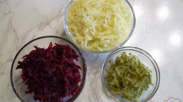 Салат с жареными грибами и свеклой