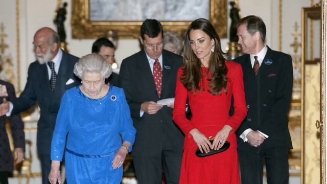 The Queen has given Kate Middleton many gifts - do they compare to Meghan Markle's? смотреть онлайн