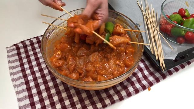 Özel Baharatı ve Muhteşem Lezzeti ile IZGARA TADINDA TAVUK ŞİŞ смотреть онлайн