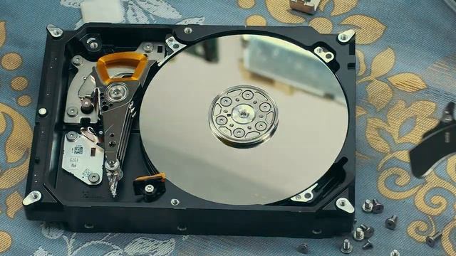 Разбор 2TB жесткого диска. Seagate Barracuda 2000GB.