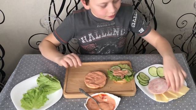 Чем заняты дети когда вы работаете? Рецепт гамбургера от Дениса?Готовим дома? смотреть онлайн