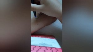 рисуем змею на руке синей ручкой.