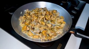 Мидии с грибами в сливочном соусе (Mussels with mushrooms in a creamy sauce)