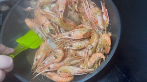 Жареные креветки с чесноком,соевым соусом и секретным ингредиентом!/Fried Shrimp !