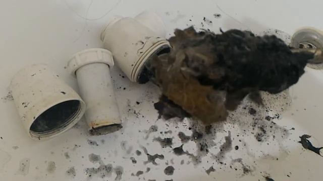 СИФОН. В умывальнике стоит вода. Разбираем, чистим и промываем сифон Своими руками