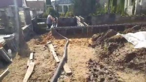 Заливка фундамента жилого дома с помощью стационарного бетононасоса