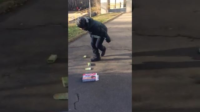 Взрываем банки из под сока (Лайвхак от скуки) пользуйтесь работает!? смотреть онлайн