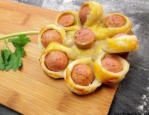 БУЛКА С СОСИСКОЙ "СОЛНЫШКО"