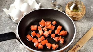Яичница со шпинатом и помидорами