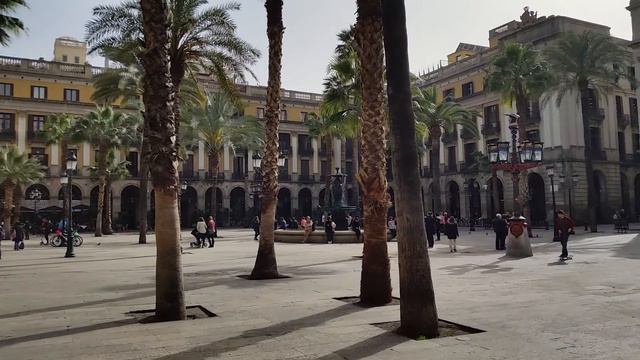 Барселона. Пласа Рейяль. Мальчик играет в футбол. смотреть онлайн