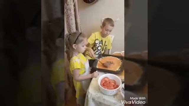 Домашняя пицца на песочно- дрожжевом тесте . Очень мягкая.