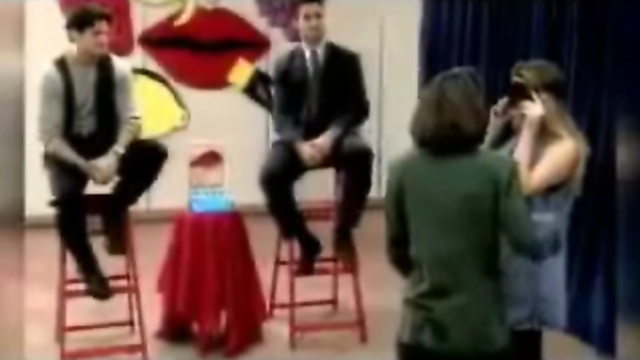 Приятные поцелуи с завязанными глазами! смотреть онлайн