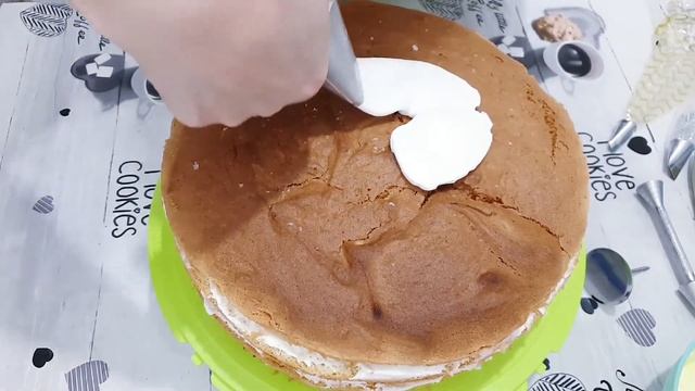 БЕЛКОВО ЗАВАРНОЙ КРЕМ ОФОРМЛЕНИЕ ТОРТА РОЗАМИ ИЗ БЕЛКОВО ЗАВАРНОГО КРЕМА.