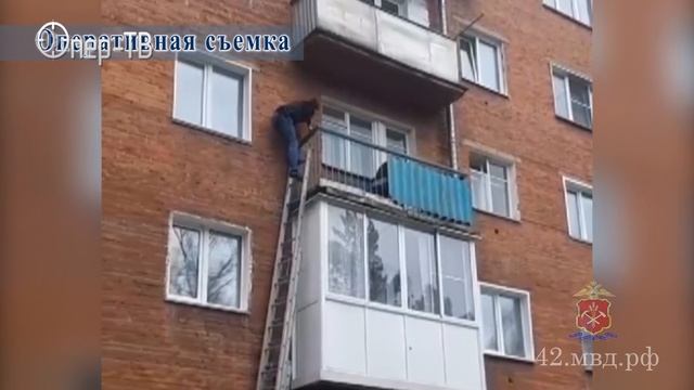 В Осинниках полицейские взяли штурмом квартиру, в которой скрывался вооруженный налетчик
