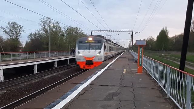 Электропоезд ЭД4М-447 пролетает станцию Хорошово. смотреть онлайн