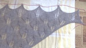 Блокировка шали с узором листья.