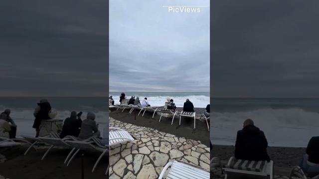 Абхазия. Пляж Пицунда. Обстановка на пляже море и погода сегодня 14 ноября 2023