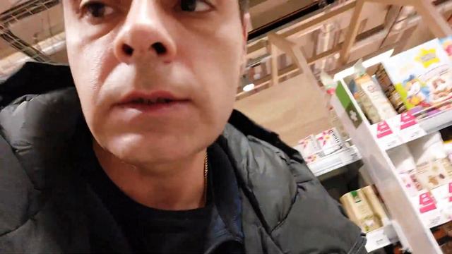 Выходной. Опять накупил Продуктов, а нужен был Творог и Молоко. Собираюсь в Спортзал смотреть онлайн