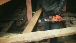 Бензопила Brait BR 2512 пилит крышу на дрова