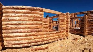 Сруб пятистенок 9х10 из бревна ручной рубки. Производство компании Изба