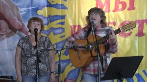 С крыши город светился дальше...