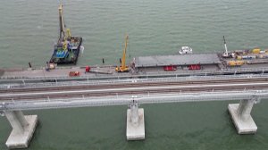 Строители установили второй пролет автомобильной части Крымского моста