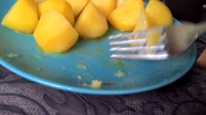 Ребенок сам ест картошку