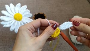 Вязаная крючком ромашка в горшке. Цветы крючком. Вязаные цветы в горшке.