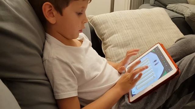 Артем играет на музыкальном инструменте, на ipad смотреть онлайн