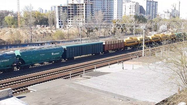 Полузакрытая УЗ: грузовой поезд под ВЛ80 с толкачом и проскочивший М62 смотреть онлайн