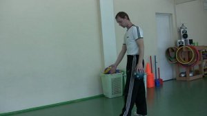 Прыжок через мяч ноги врозь (после отскока мяча от стены)