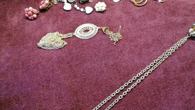 147. РАСПРОДАЖА!!! винтажной бижутерии. Бусы, серьги, браслеты. От 300 руб. смотреть онлайн