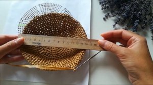 Шляпа из рафии с широкими полями.