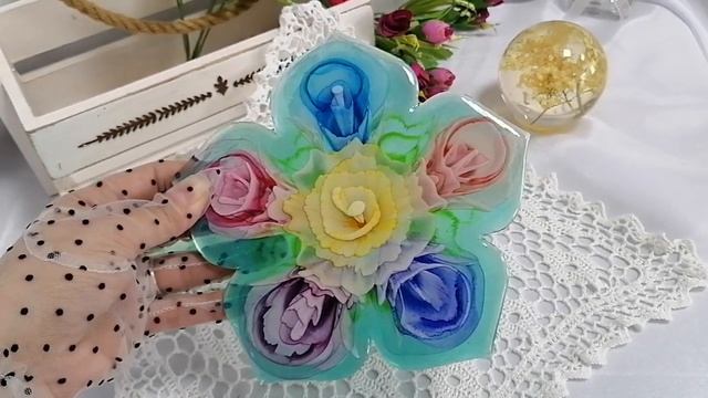 ?Букет цветов в молде сложной формы.
