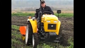 Удаление ботвы с помощью коммунальной щётки и минитрактора
