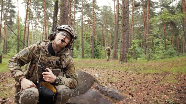 Оригнальный Peltor, кнопка PTT от SKY TAC и Baofeng в VOX режиме. смотреть онлайн