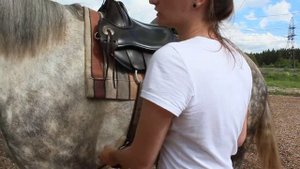 Затягивае вестерн подпруги.