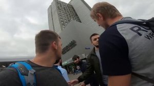 Адекватный охранник(кавказец) против борзого русского.