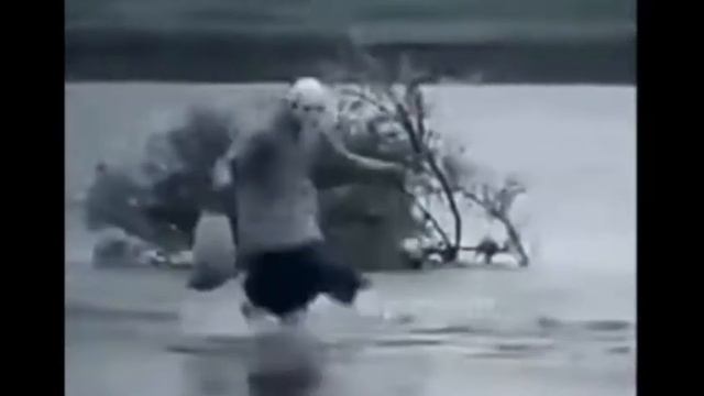 Бабка бежит по воде с сумками